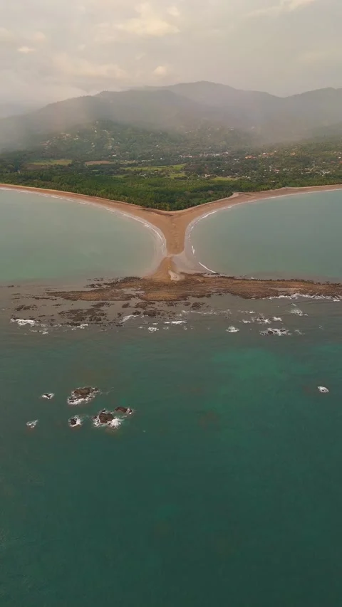 Vertical Drone Flight from Land Toward Whale Tail Formation, Uvita Vídeos de archivo 328598425