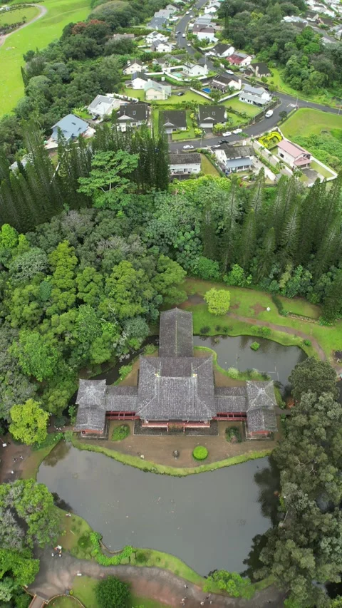 Vertical Drone Flight Over Byodo-In Temple, Oahu, Hawaii 動画素材 348337170
