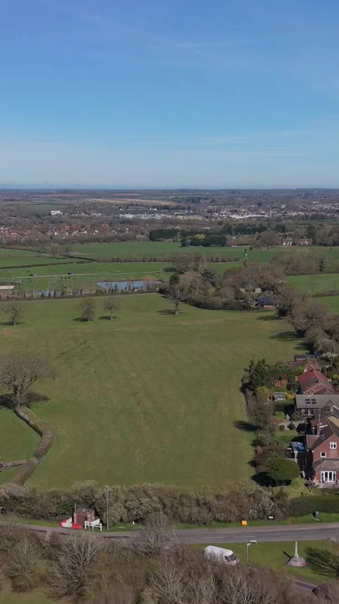 Vertical drone flight over Hertford Heath junction by war memorial, London Road Vídeos de archivo 332619684