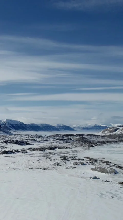 Vertical Drone Flight Over Snow Covered Arctic Landscape in Svalbard Norway 库存影片 336558173
