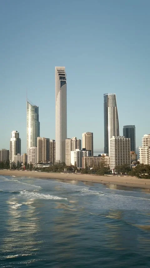Vertical drone flying around heart Surfers Paradise big high-rise waves Vidéo 329005296