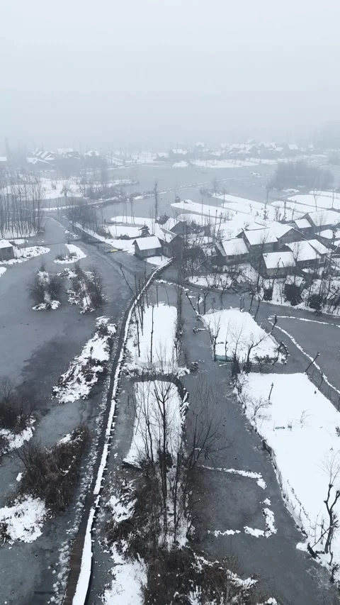 Vertical drone footage of the magical winter charm over Dal Lake interiors. 動画素材 311021756