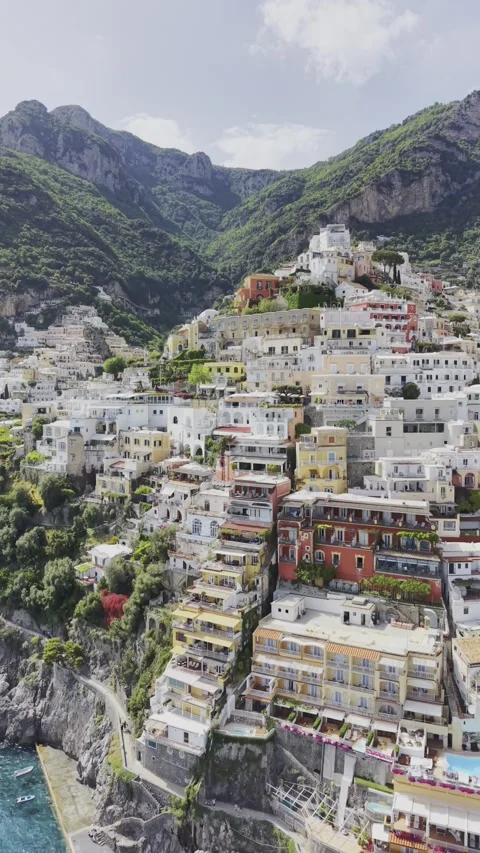 Vertical Drone Footage of Positano Cliffside Village Amalfi Coast Italy Vidéo 334683290