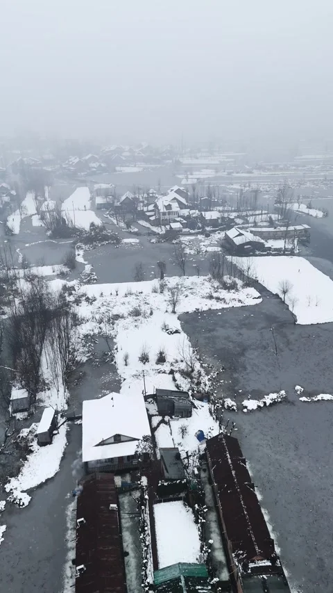 Vertical drone footage of snow transforming Dal Lake into a white paradise. 動画素材 311021664