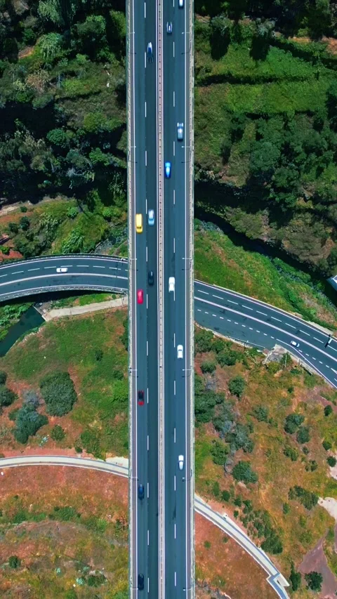 Vertical drone look at a concrete span, traffic flowing as it began Video stock 336814522