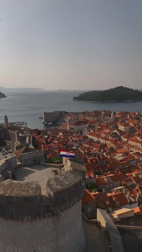 Vertical Drone Orbit of Dubrovnik Minceta Tower Waving Croatian Flag 4K Vidéo 337849085