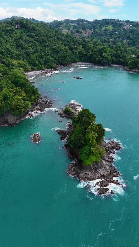 Vertical Drone Orbit Flying from Ocean to Playa La Macha Islet Vídeos de archivo 328598150