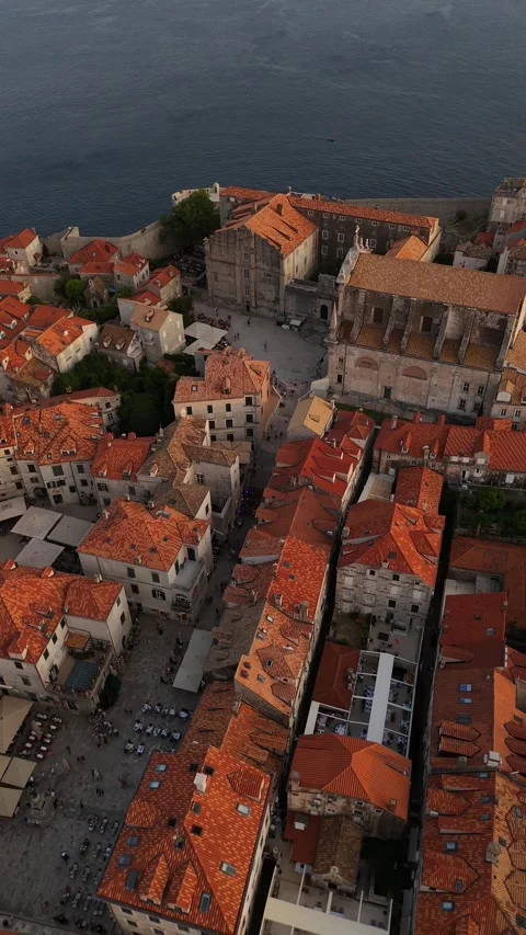 Vertical Drone Orbit Left Looking Down at Dubrovnik Jesuit Stairs Dusk 4K Vídeo Stock 337850441