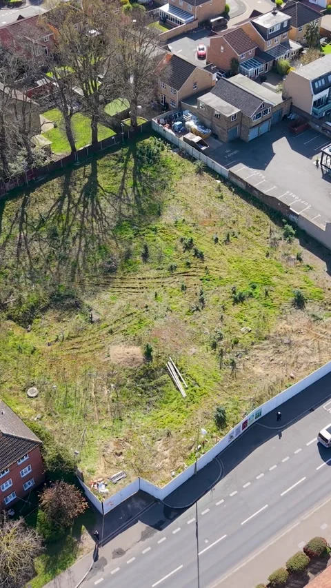 Vertical drone over cleared former Texaco garage site in Cheshunt Vídeos de archivo 333360033