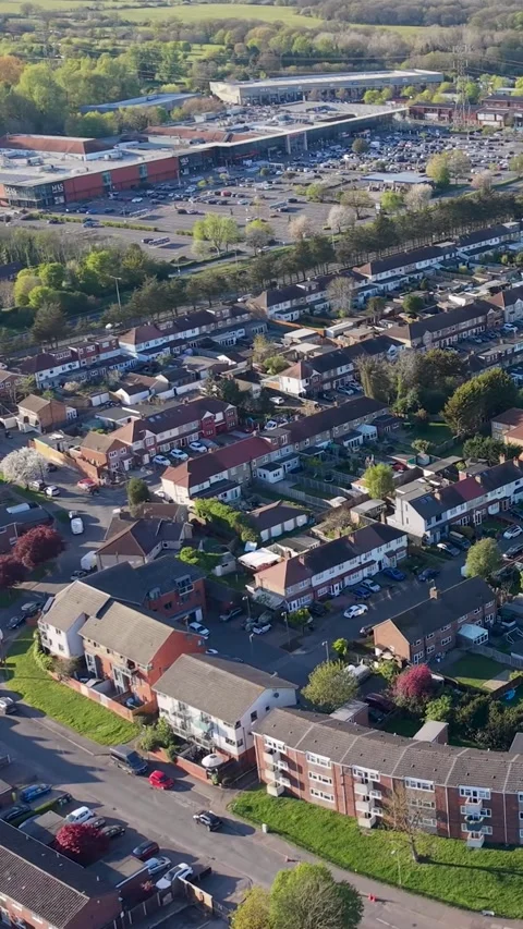 Vertical drone pan over north Cheshunt Perry’sfield estate with Brookfield 動画素材 333767722