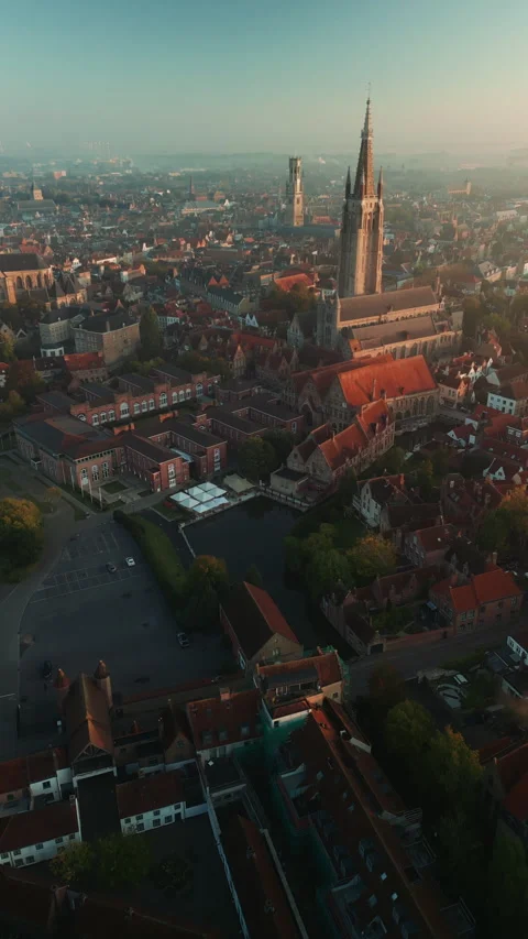 Vertical drone panorama of Bruges skyline and Church of Our Lady Vídeo Stock 346675360
