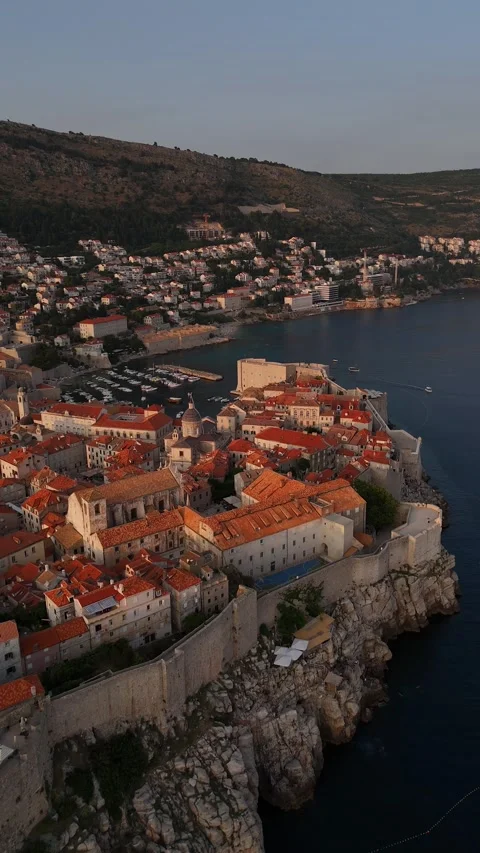 Vertical Drone Pull Back Over Dubrovnik Old Town Walls Cliffs Harbour Sunset 4K Vídeo Stock 337849883