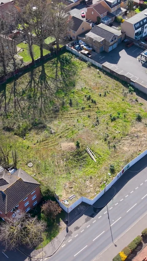 Vertical drone pullback over former Texaco petrol station site in Cheshunt Video stock 333359831