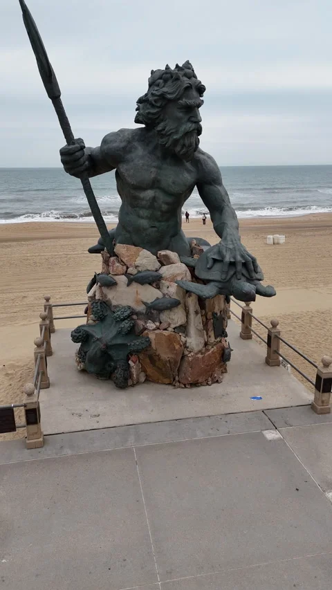 Vertical Drone Push Toward King Neptune Statue at Virginia Beach Видео 333872627
