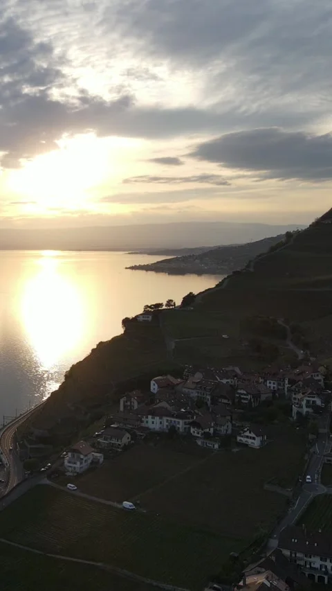 Vertical drone rising over Rivaz village at sunset, Lavaux Switzerland 库存影片 333028926