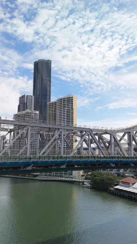 Vertical Drone Shot Above Brisbane Story Bridge Vídeo Stock 333970334