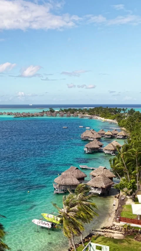 Vertical Drone Shot of Bora Bora Island, French Polynesia, Matira Beach and Vídeo Stock 331230696