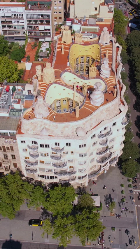 Vertical Drone Shot of Casa Mila La Pedrera, Landmark Building in Barcelona Vídeos de archivo 296728680