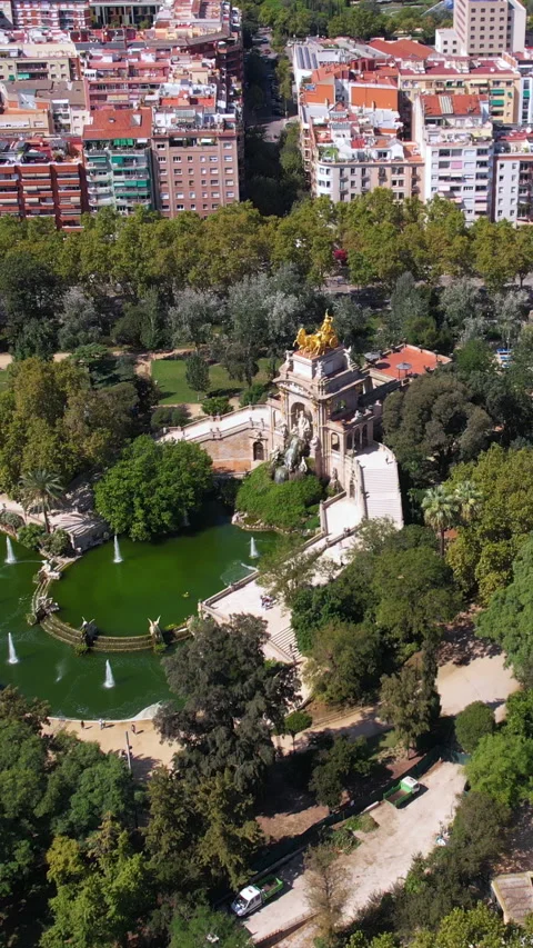 Vertical Drone Shot, Cascada del Parc de la Ciutadella, Classical Fountain in 스톡 동영상 295264412