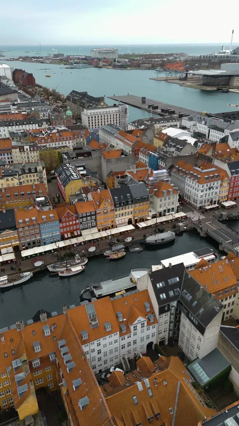 Vertical drone shot of famous vivid houses and ships in Nyhavn, Copenhagen Stockbeeldmateriaal 326626366