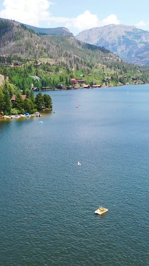 Vertical drone shot over Lake Tahoe showing broad blue water, shoreline marina 動画素材 334108528