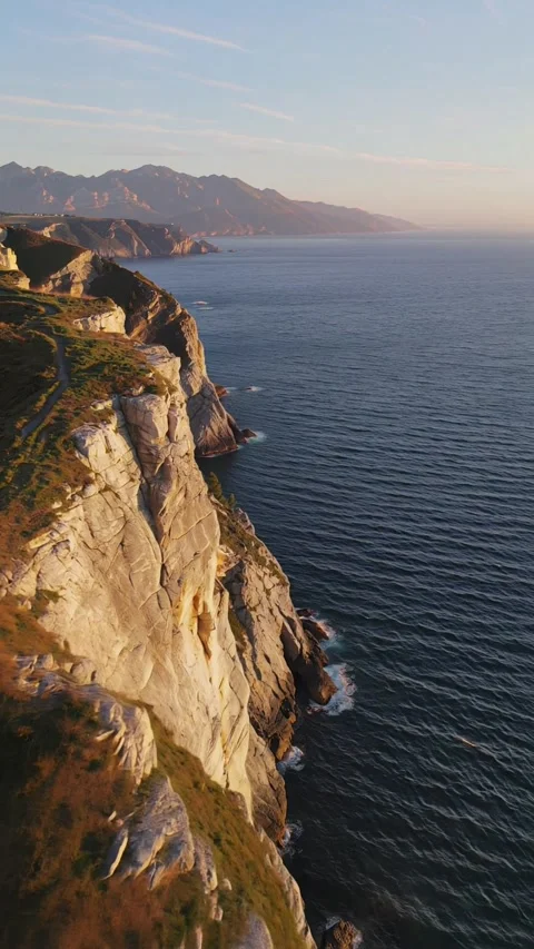 Vertical Drone Shot Over Rocky Peninsula and Ocean – 4K Cinematic 库存影片 310867203