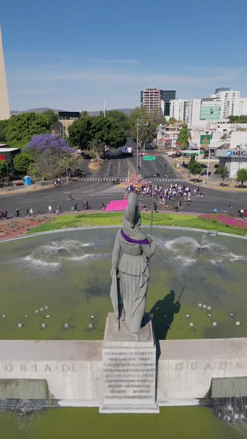 Vertical drone shot pulling away from Minerva statue and roundabout, Guadalajara Stock Footage 321759153