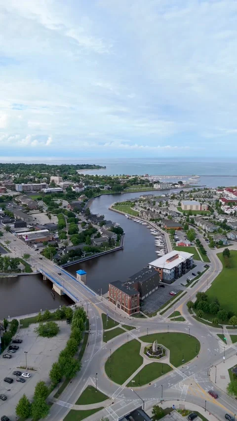 Vertical drone shot pushing in on the Sheboygan, Wisconsin riverfront. Stock-Footage 328630757