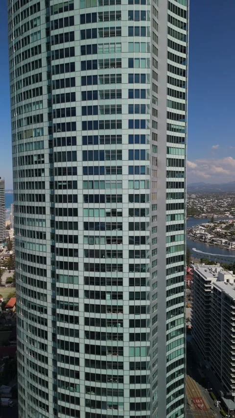 Vertical Drone Shot of Q1 Tower Surfers Paradise Vídeo Stock 333973185