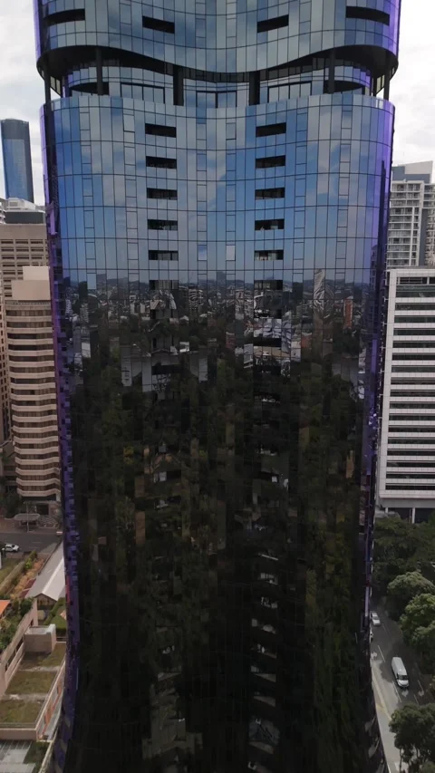 Vertical Drone Shot of Reflective Skyscraper in Brisbane Vídeo Stock 333970268