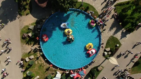 Vertical drone shot of round pool attraction Vidéo 322529187
