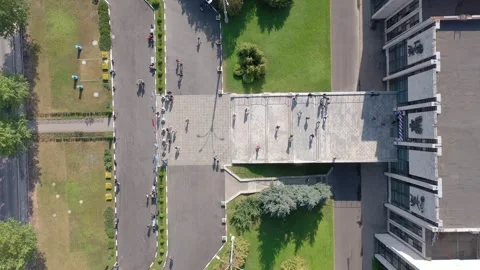 Vertical drone takeoff over MGIMO main entrance Vidéo 324545568