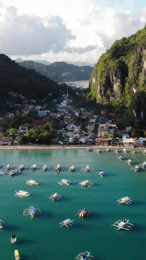 Vertical drone video of El Nido at sunrise in Palawan 動画素材 285819920