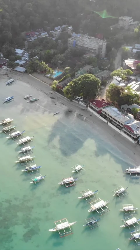 Vertical drone video of El Nido at sunrise in Palawan Stockbeeldmateriaal 285820058