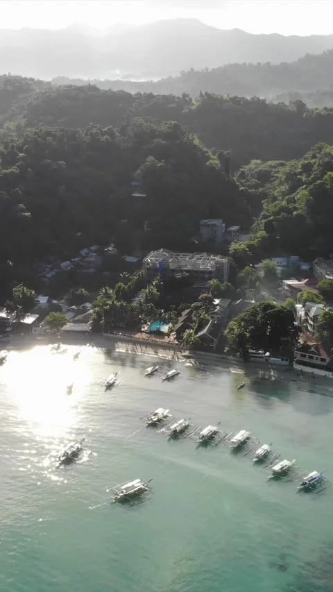 Vertical drone video of El Nido at sunrise in Palawan 스톡 동영상 285820718