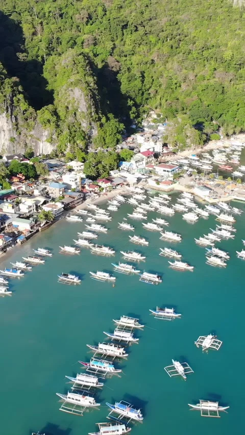 Vertical drone video of El Nido at sunrise in Palawan 스톡 동영상 285820837