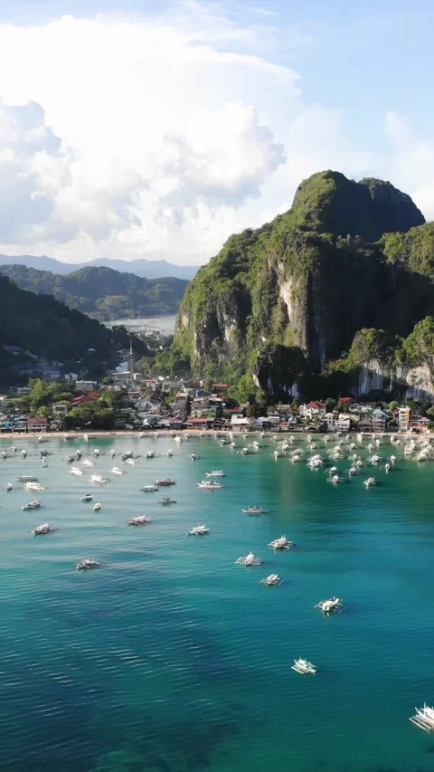 Vertical drone video of El Nido at sunrise in Palawan Stockbeeldmateriaal 285824003