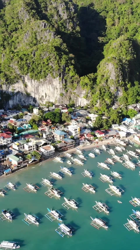 Vertical drone video of El Nido at sunrise in Palawan Vídeo Stock 285824738