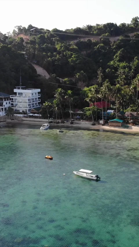 Vertical drone video of El Nido at sunrise from hidden beach Vidéo 285825667