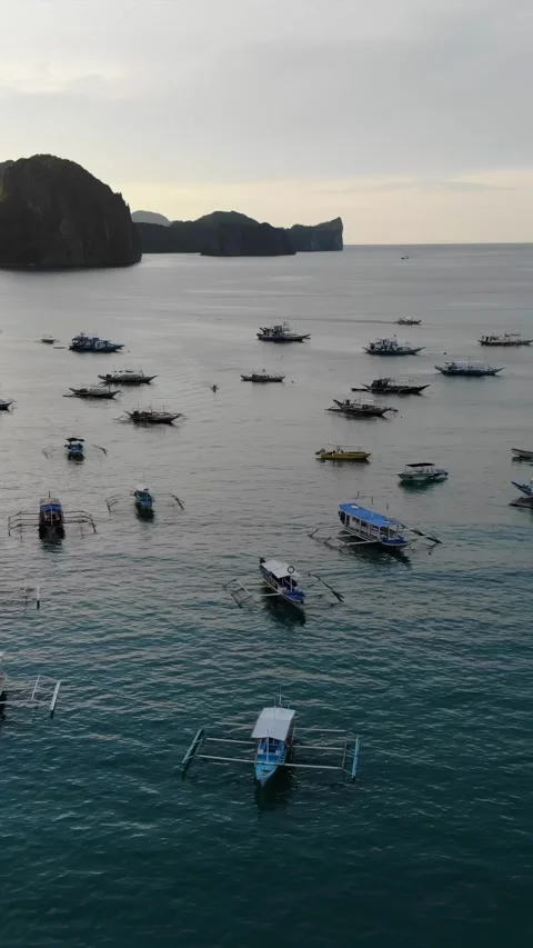 Vertical drone video of El Nido at sunset in Palawan 動画素材 285831792