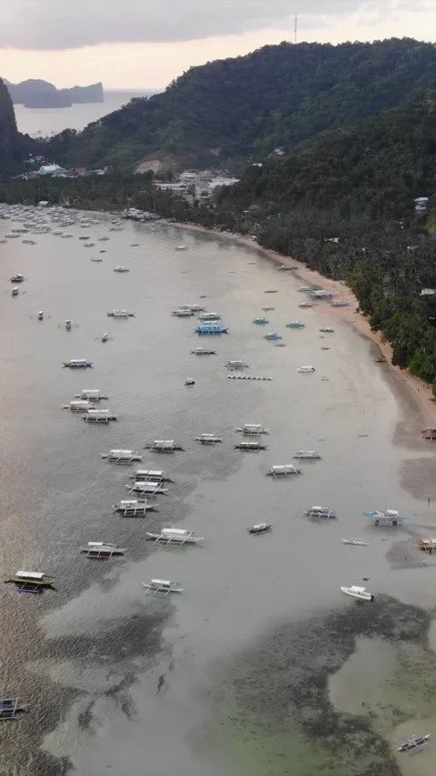 Vertical drone video of El Nido at sunset from hidden beach 스톡 동영상 285834043