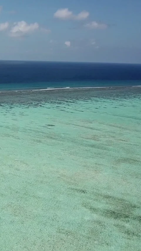 Vertical drone view of endless turquoise ocean lagoon and reef edge in Maldives Vidéo 344257137