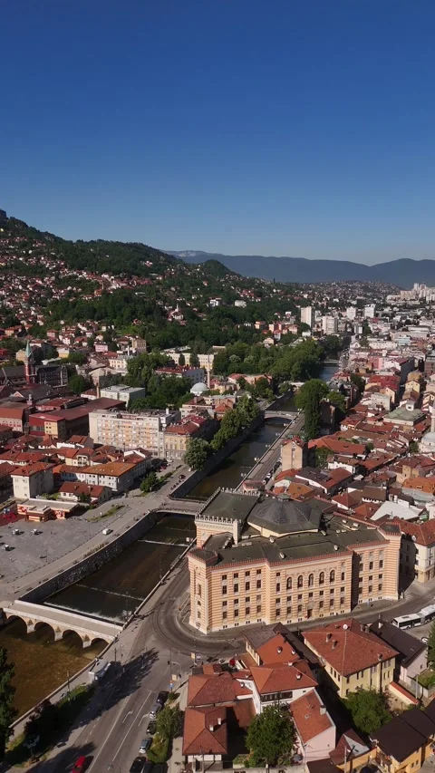 Vertical Drone View of Sarajevo City Hall Vijecnica and Miljacka River, 4K Vídeos de archivo 337181290