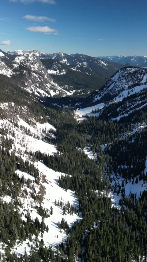 Vertical Drone View of Snowy Mountain Valley, Cascade Mountains Stockbeeldmateriaal 348337376