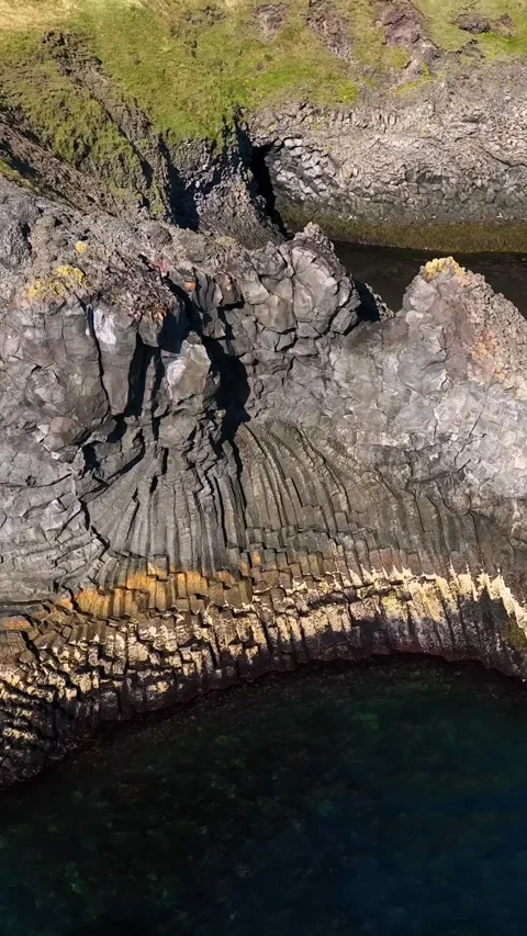 Vertical drone view of striking columnar lava formations near Arnarstapi Vidéo 348232623