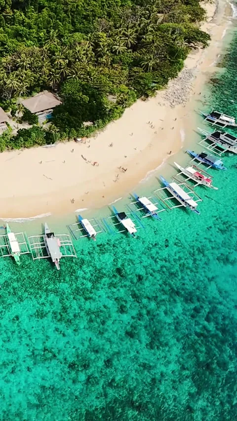 Vertical drone view of tropical beach with boats in El Nido, Palawan Stockbeeldmateriaal 319670980