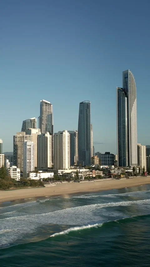 Vertical drone waves rolling surfers catching waves Surfers Paradise Cavill Vídeo Stock 328991213