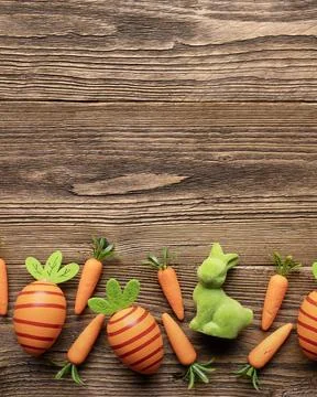 Vertical Easter background with eggs carrots Foto stock