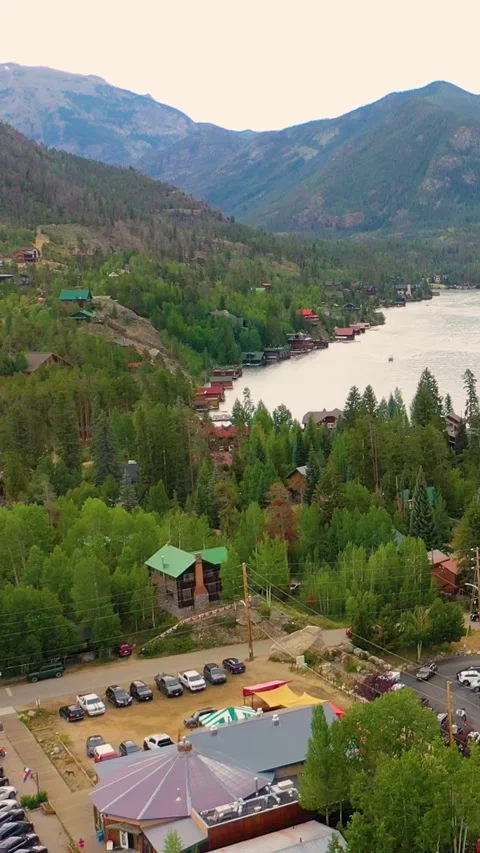 Vertical elevated aerial view of Lake George with lakeside marina, calm open 스톡 동영상 334105296