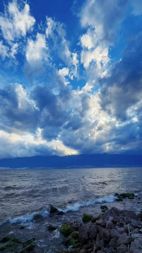 Vertical Erhai Lake Dali Yunnan Landscape with Dramatic Clouds Vídeos de archivo 333937853